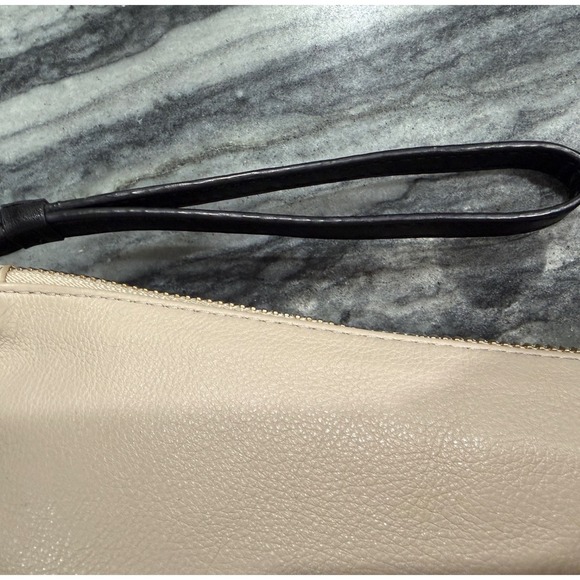 Furla‎ Genuine Wristlet Clutch Beige Pebbled Leather, Gold Hardware, Zip Closure - Picture 8 of 8